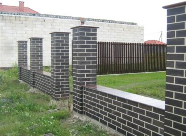 Забор из серого кирпича