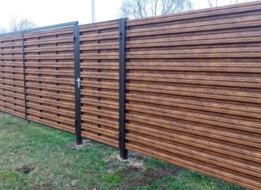 Забор для дачи из евроштакетника горизонтальный
