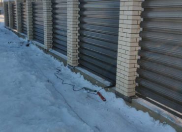 Забор из евроштакетника с керпичными столбами для дачи