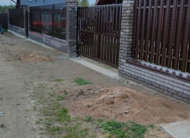 забор из штакетника на ленточном фундаменте с откатными воротами