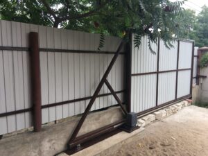 Светлые откатные ворота на сваях
