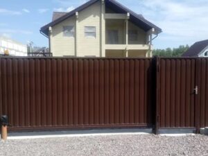 Откатные ворота на винтовых сваях коричневые