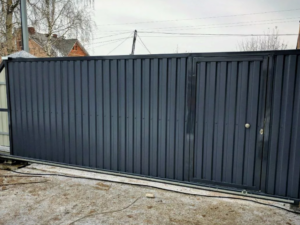 Откатные ворота с калиткой Alutech черного цвета 3000х1700